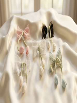 Bow clips with ribbon tails (design 1)