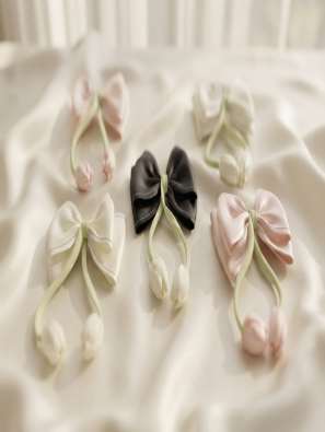Bow clips with ribbon tails (design 24)